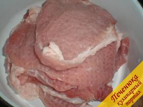 1) Мясо порезать на отбивные. Каждый пласт отбить кухонным молоточком с обеих сторон. Натереть солью.