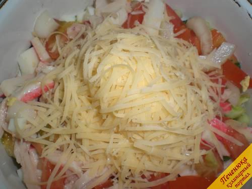4) Теперь необходимо потереть на мелкой терке твердый сыр и также отправить его в салат.