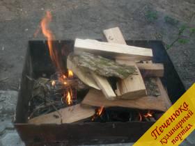 3) Пока мясо маринуется, стоит заняться костром и мангалом. Порубить дрова, если, конечно, вы не планируете готовить на готовых углях. 