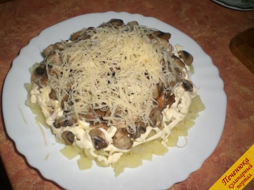 4) На грибы потереть твердый сыр. Полить щедро майонезом.