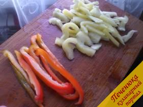 2) Порезать сладкий перец брусками. Красный перец советую нарезать длинной соломкой и позже использовать для сервировки. Смешать с капустой и огурцом.