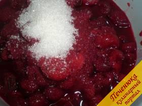 1) Вишни помыть. Если используются замороженные ягодки, то их необходимо разморозить. Вынуть косточки. Посыпать сахаром и оставить на некоторое время.