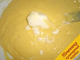 6) В тесто добавить размягченное сливочное масло. Перемешать. 