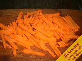 4) Морковь нарезать длинной соломкой и потолще. Отправить в кастрюлю. Готовить еще минуты 2.