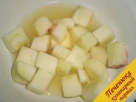 2) Яблоко очистить от кожуры, вынуть сердцевину. Также нарезать кубиками такого же размера, что и арбуз. После нарезки сразу же отправить яблочные кубики в лимонный сок. Сок не позволит им потемнеть и придаст особый вкус.