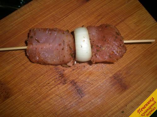 4) Мясо промариновалось, значит, можно продолжать готовку. Нужно нанизать мясо с луком на деревянный бамбуковый шампур.