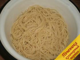 1) Отварить спагетти в подсоленной воде до готовности. Залить растопленным сливочным маслом, смешанным с измельченным при помощи чесночного пресса чесноком.