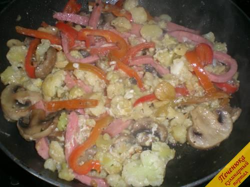 7) Следующий ингредиент – колбаса. С колбаской потушить еще 1 минуту.