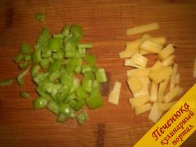 4) Мелкими кубиками порезать сладкий перец. Твердый сыр порезать соломкой. 