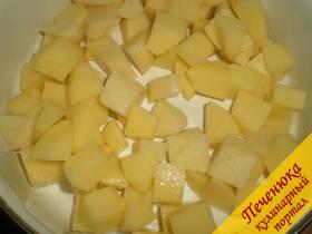 2) Картофель почистить и порезать кубиками. Залить холодной водой и оставить минут на 15. Это необходимо для того, чтобы из овоща выделился вредный и ненужный крахмал. После вложить овощ в бульон. Варим минут пять. 