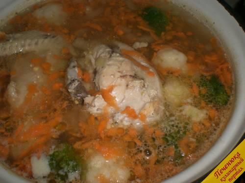 5) После отправляем овощи со сковороды в суп. Варим около пяти минут на слабом огне.