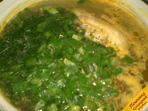 6) Последний штрих – добавляем в суп мелко порезанный зеленый лук и укроп. Перемешиваем, выключаем огонь. Оставить суп на плите под крышкой минут на 10. После можно куриный суп с капустой можно подавать к столу. 
