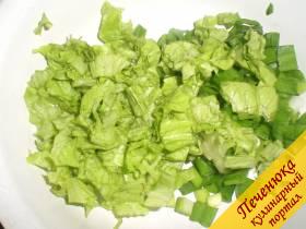 1) Сначала займемся этой самой овощной подушкой. Листья салата порвать хаотично (говорят, что именно в порванном виде они больше сохраняют полезностей). Мелко порезать зеленый лук. Соединить салат с луком. Сбрызнуть лимонным соком. 