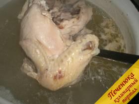 1) Первое, что необходимо сделать, – это отварить куриное мясо. Я варила курицу в подсоленном бульоне, во время варки в кастрюлю положила целую луковицу для аромата. 