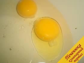 3) Теперь займемся тестом. В небольшом количестве воды размешать яйца, добавить соль. Далее влить кислое молоко (это для того, чтобы тесто получилось более нежным и мягким). Перемешать.
