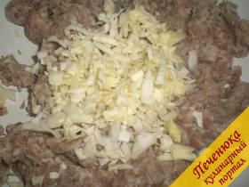 2) Соединить капусту с фаршем. В фарш я обязательно добавляю измельченный при помощи мясорубки репчатый лук и зубок чеснока. Перемешать. 