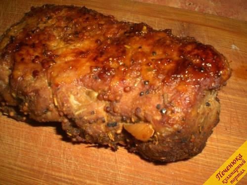 6) Готовое мясо вынуть из рукава и немного остудить. После остается запеченную в рукаве свинину с розмарином порезать порционно и сервировать. Приятного аппетита!