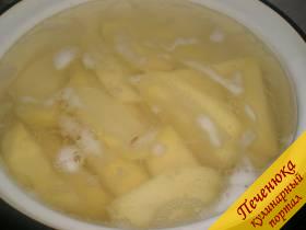 1) Картофель очистить, помыть и отправить вариться в кастрюльке, наполненной водой. Как только картошка закипит, необходимо собрать пенку и добавить соль по вкусу. Варить до полуготовности.