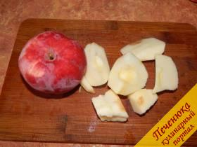 1) Яблоки нужно очистить от кожуры, порезать дольками и вынуть сердцевину, срезать плодоножку. 