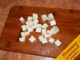 4) Далее кубиками еще и сыр фета нарезаем.