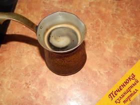 1) Сначала приготовим кофе, залив кипятком. Я использовала растворимый кофе Якобс Милликано. Если любите сладкий кофе, то не забудьте про сахар. Можно, если любите натуральный продукт, напиток сварить, перемолов кофейные зерна. 