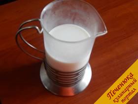 2) Далее нужно подогреть молоко, но не кипятить.