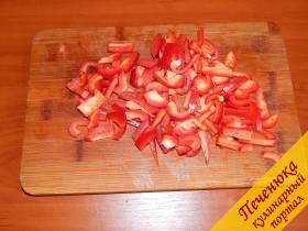 2) Перец сладкий очистить от зерен и порезать соломкой такого же размера, что и морковка.