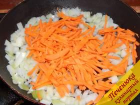 4) Далее на сковороду следует морковь. Накрыть крышкой и тушить минут 10 на слабом огне. Далее добавляем сладкий перец и продолжаем тушение еще 10 минут.