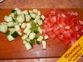 3) Кубиками (старайтесь, чтобы овощи были одинакового размера измельчены) порезать огурец и помидор.  
