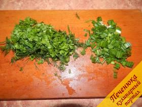 5) Конечно, побольше зелени (петрушка, укроп, зеленый лук) добавьте в салат. Все перемешать и залить заправкой.