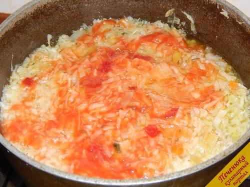 6) После следует попробовать. Если рис дошел до готовности, то блюдо можно считать готовым. Вливаем томатный соус и тушим еще 5-7 минут. Ну, а теперь остается сервировать и предложить попробовать. 