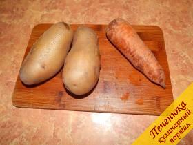 1) Все начинается с подготовки необходимых продуктов. Картофель (не очищая) и морковку отварить. Перед варкой овощи хорошо промыть. Также отварить вкрутую яйца и очистить их.
