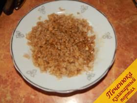 2) Круглый рис отварить до готовности, воду не солить. После заправить соевым соусом. Оставить остывать. 