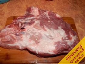 1) Из свинины приготовить фарш. Можно добавить немного говядины (я не добавляла). Во время измельчения мяса добавьте и лук с чесночком – получится вкуснее и богаче. Фарш заправляем специями, солим. Пока откладываем его в сторону.