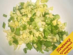 3) Соединить капусту с мелко порезанным зеленым луком. Перемешать, сбрызнуть лимонным соком (это придаст пикантности). Добавить специи для морепродуктов и майоран. Перемешать. 