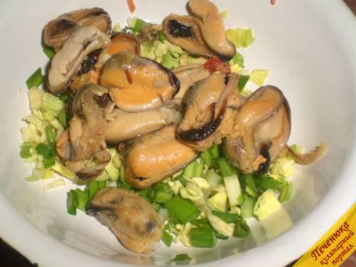 4) Теперь добавляем в наш вкусный и простой салат мидии и перемешиваем. Помните: они очень нежные, перемешивать нужно аккуратно.  