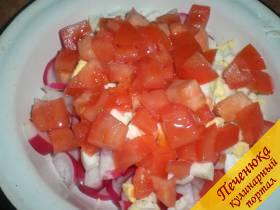3) Также маленькими кубиками порезать помидор. Отправить в салатник.