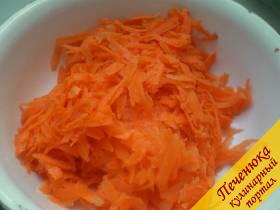 2) Далее займемся начинкой для роллов. Я предлагаю ее готовить из свежей моркови. Морковку потереть при помощи средней терки, сбрызнуть лимонным соком, посолить и перемешать. Отставить минут на 10. 