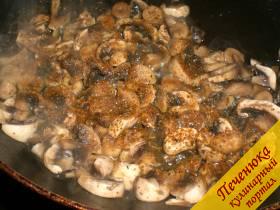 2) Через 5-7 минут грибы посыпаем специями для горячих корейских салатов и солим по вкусу. Перемешиваем и готовим еще в течение 1 минуты. После перекладываем шампиньоны в чистую миску.