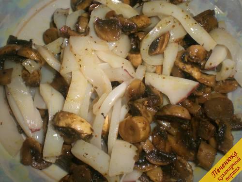 5) Смешать кальмары с горячими грибами (смешивать сразу, как только шампиньоны перекочевали со сковороды в чистую посуду).