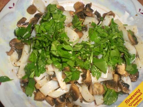 6) Мелко порезать петрушку. Соединить ее с кальмарами и грибами, перемешать. Салат готов. Можно сервировать и подавать к столу. При желании салат с кальмарами и грибами можно полить соевым соусом (это по вкусу). 