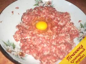 3) Далее добавляется в мясную массу яйцо. Оставить фарш на 15-20 минут, чтобы специи раскрыли свои ароматы.