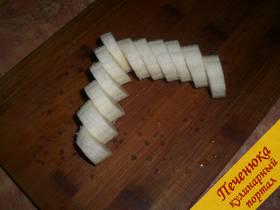 2) Разрезаем бананы нетолстыми кружочками. 