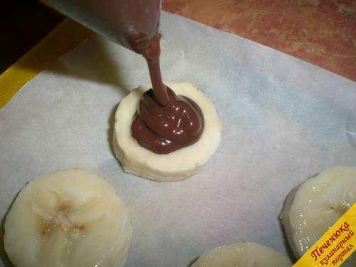 5) Покрыть каждый кусочек банана шоколадом и отправить в холодильник застывать. Я также на каждую конфетку выкладываю грецкий орех. 