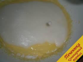 5) При помощи миксера следует взбить до густой пены белки. Обязательно белки используйте охлажденные. А также во время взбивания добавьте щепотку соли. Белковую пену отправить в посуду с бисквитным тестом.