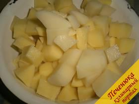 4) Порезать картошку кубиками. Картошка отправляется вслед за свеклой минут через 5-7. 