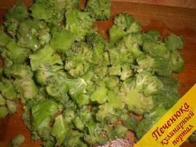 1) Брокколи помыть и разделить на соцветия. Можно использовать замороженный овощ, только перед готовкой следует капусту быстро разморозить (чтобы сохранить в ней больше полезностей). Посолить. 