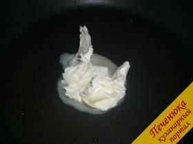 2) На сковороде растопить сливочное масло. 