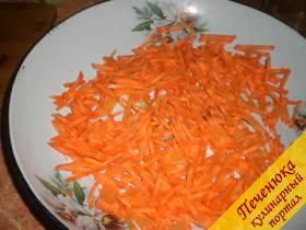 4) Морковку почистить и измельчить соломкой. Удобно для этого использовать овощерезку. Выложить морковь поверх лука, снова накрыть крышкой и продолжить тушение еще минут 15. 