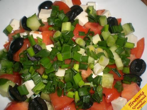 5) Теперь добавляем в греческий салат с брынзой мелко порезанный зеленый лучок. Остается заправить подсолнечным маслом, посыпать солю, молотым перцем и орегано. Перемешать и сервировать. Блюдо готово к подаче.